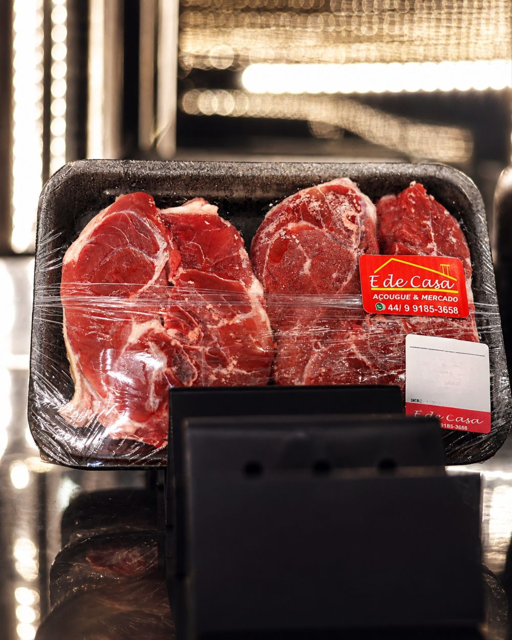 Bifes embalados com a etiqueta da loja